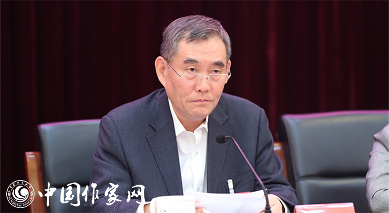 中國作協(xié)黨組書記、副主席錢小芊作報告