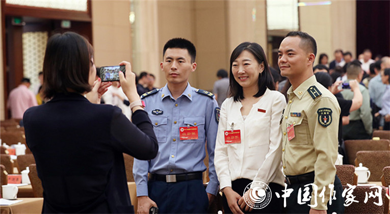 開幕式結(jié)束后，代表們合影留念