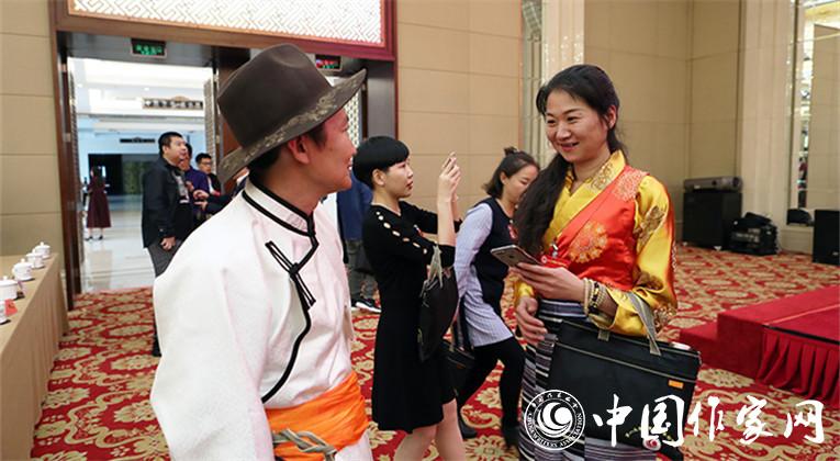 開幕式結(jié)束后，代表們合影留念