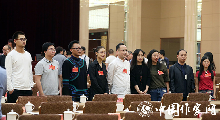 開幕式結(jié)束后，代表們合影留念
