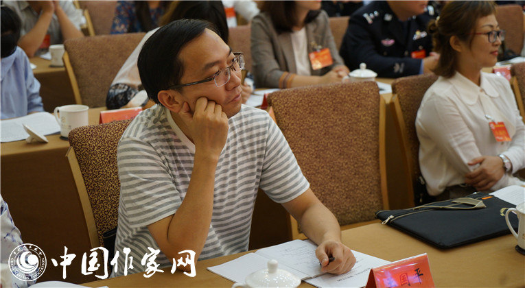 與會代表在開幕式現(xiàn)場