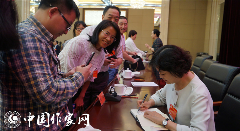 開幕式結(jié)束后，鐵凝為代表們簽名留念