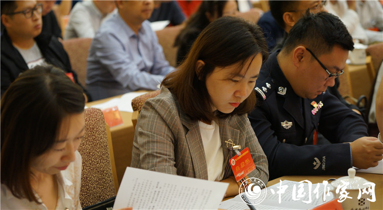 與會代表在開幕式現(xiàn)場