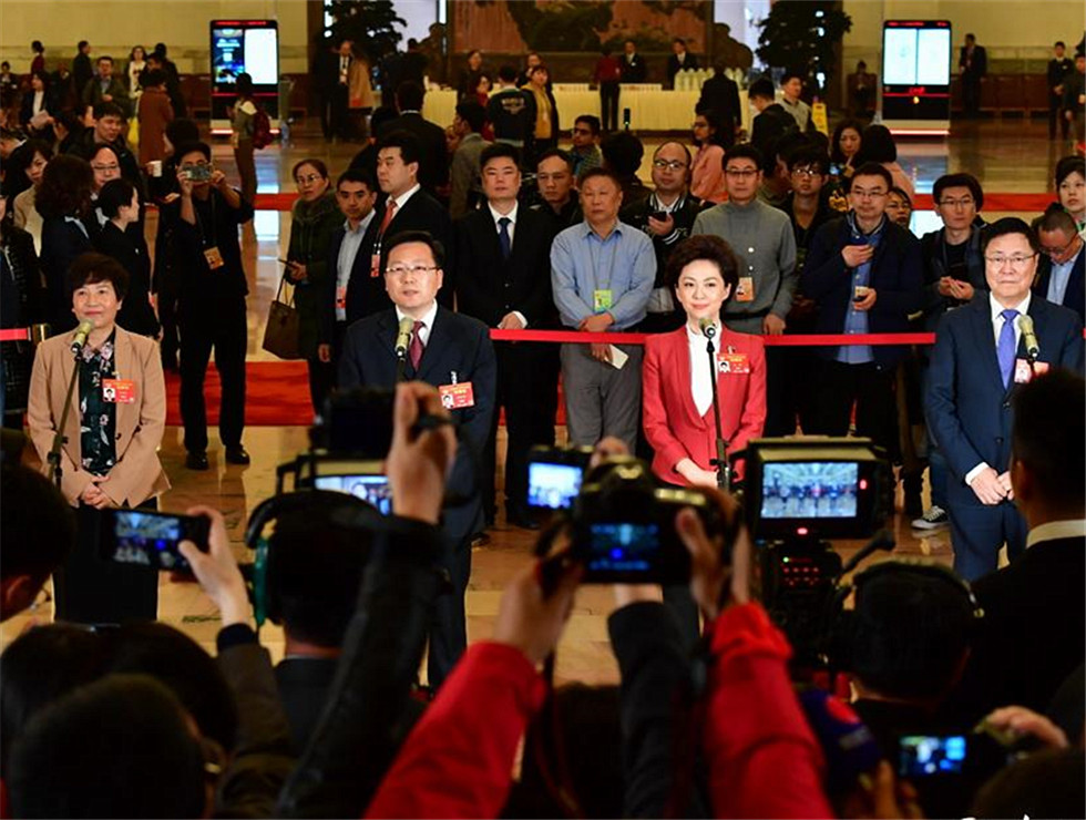 全國政協(xié)委員接受記者采訪。