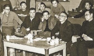 1963年4月2日，老舍（前排右二）觀看《茶館》排練后與演職人員交談