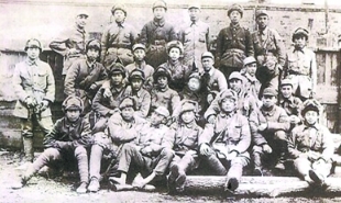 1946年4月，牡丹江軍區(qū)剿匪小分隊(duì)的部分官兵合影，《林海雪原》原型