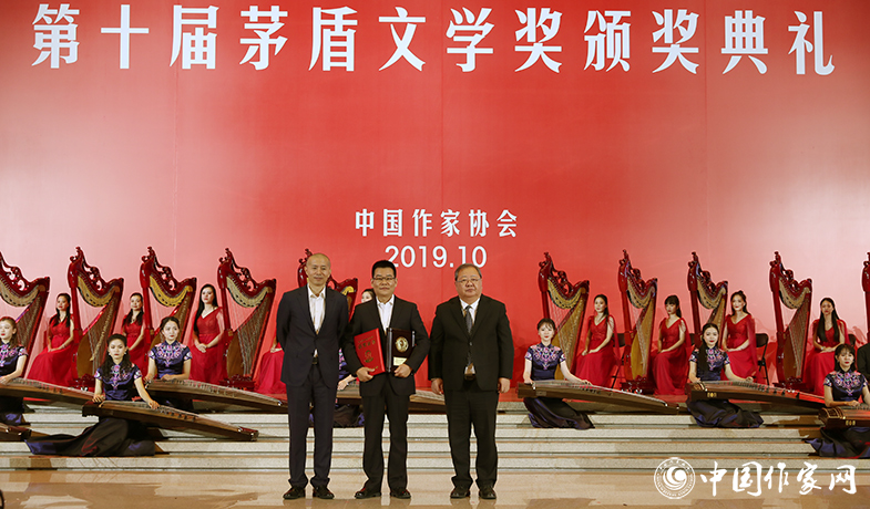 吉狄馬加、畢飛宇為獲獎(jiǎng)作家徐則臣頒獎(jiǎng)