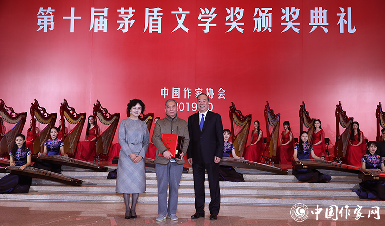 黃坤明、鐵凝為獲獎(jiǎng)作家梁曉聲頒獎(jiǎng)