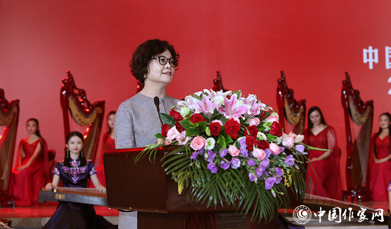 中國(guó)作協(xié)主席、第十屆茅盾文學(xué)獎(jiǎng)評(píng)委會(huì)主任鐵凝致辭