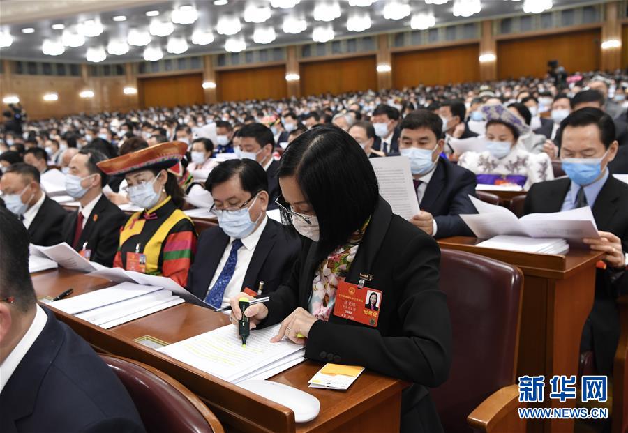 5月22日，第十三屆全國人民代表大會第三次會議在北京人民大會堂開幕。這是代表們在認真聽會。