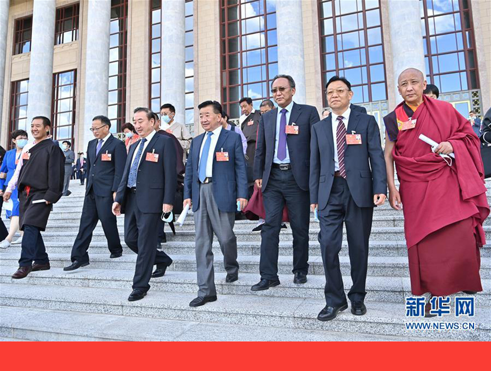 5月27日，全國政協(xié)十三屆三次會議在北京人民大會堂舉行閉幕會。閉幕會后，委員們走出人民大會堂。