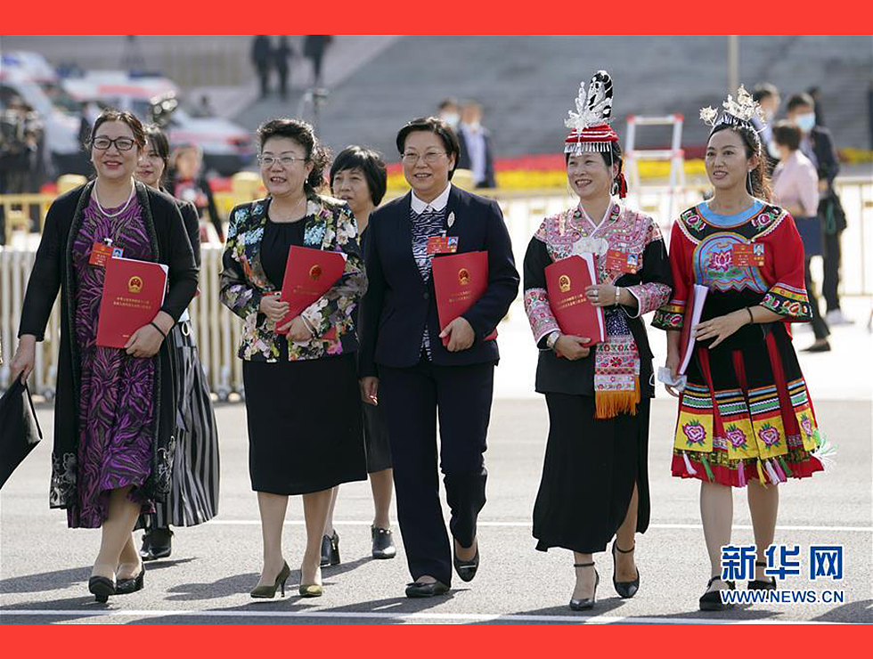5月28日，十三屆全國人大三次會議在北京人民大會堂舉行閉幕會。閉幕會后，代表走出人民大會堂。