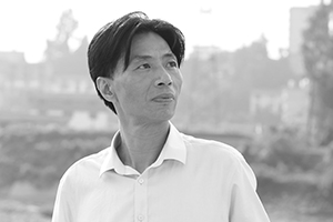 散文獎(jiǎng)：《那條叫清江的河》作者：徐曉華(土家族)         獲獎(jiǎng)感言　　這份殊榮不是我一個(gè)人的，而是我們警隊(duì)的榮光。這絕不是一句套話。我是一名有36年警齡的基層警察，在打擊違法犯罪、維護(hù)社會(huì)治安、服務(wù)人民群眾的過程中，與市民、村民們建立了深厚的情誼，也得到了他們的理解、支持和信任。這充分地體現(xiàn)于我的創(chuàng)作過程和作品中……