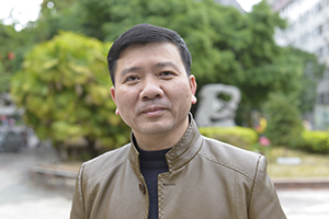 散文獎(jiǎng)：《被風(fēng)吹過的村莊》作者：莫景春(毛南族)         獲獎(jiǎng)感言　　我們毛南族人口不過10來萬，文化非常脆弱，有些隨著時(shí)間的流逝將慢慢消失，如果不及時(shí)好好整理記錄，隨著時(shí)代的發(fā)展，社會(huì)變遷，這些可貴的民族精神記憶或者消磨，或者隱藏，那在不久的將來，真的難以找到了。作為一個(gè)作家，我有責(zé)任去挖掘，用文字把它們記錄下來……