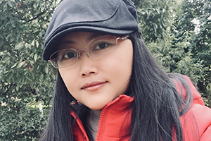 散文獎(jiǎng)：《檐上的月亮》作者：阿微木依蘿(彝族)         獲獎(jiǎng)感言　　“不知道為何寫作”才是寫作的理由。一切仿佛命定，仿佛在人生的岔道上無意中走上寫作這條路。這才符合我的狀態(tài)。人總歸是盲目的，睜著一雙眼睛也是盲目的，因此需要捫心思索，需要開眼，需要明智。寫作就是重新將自己從嬰兒期長大……