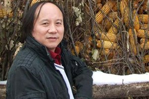 報(bào)告文學(xué)獎(jiǎng)：《羅布泊新歌》作者：劉國強(qiáng)（滿族）         獲獎(jiǎng)感言　　我對(duì)“下沉”這個(gè)詞匯充滿感情。下沉的力度和深度，決定回彈的高度。下沉進(jìn)生活里，總會(huì)找到一眼旺泉。有人說，只要生活著，隨處都是生活。我不敢茍同，因?yàn)榇恕吧睢焙捅恕吧睢笔遣灰粯拥?。我們生活的時(shí)代，趕上百年未有之大變局，原態(tài)生活往往比我們想象的還要刺激、精彩……