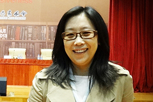 中短篇小說獎(jiǎng)：《白熊》作者：蘇蘭朵（滿族）         獲獎(jiǎng)感言　　寫小說有很多條路可以走，時(shí)至今日，我也不清楚自己是否走在那條對(duì)的路上。這里的“對(duì)”與是否通向成功無關(guān)，只與是否適合于我有關(guān)。那部帶著我的體溫與氣息、展現(xiàn)著只屬于我的審美和價(jià)值觀的小說，始終沒能出現(xiàn)。我像個(gè)挖著寶藏的盲人，不停地在尋找著入口，每一次挖掘都認(rèn)真而用力……