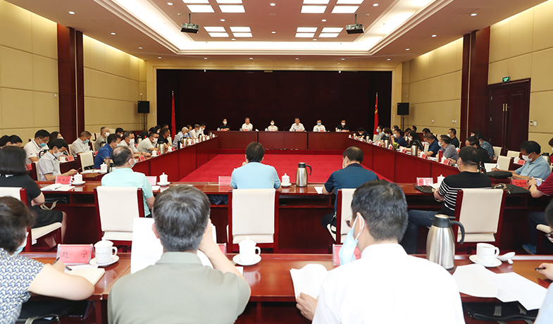 8月12日，第十二屆全國少數(shù)民族文學(xué)創(chuàng)作駿馬獎(jiǎng)評(píng)獎(jiǎng)委員會(huì)第一次全體會(huì)議在京舉行