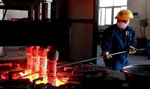 作家汪峰、賀璞走進江西銅業(yè)和安源煤礦采訪
