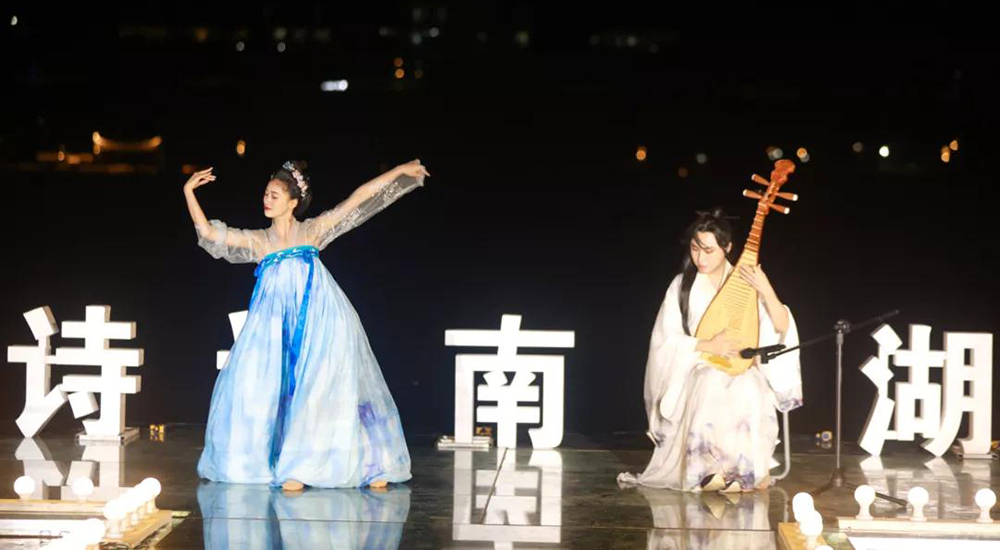 重慶詩詞學(xué)會志愿者參與“詩話南天湖”活動