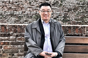 小說：獲獎作品《有鴿子的夏天》作者：劉海棲          獲獎感言　　我見證和經(jīng)歷了整個新時期中國童書和兒童文學(xué)的發(fā)展，經(jīng)過幾代人不懈的努力，一步步走到今天，我由衷地為兒童文學(xué)的繁榮而振奮，為親身參與其中而自豪。這是一個美妙的行程，前輩和同輩作家的光芒在前面引導(dǎo)著我，年輕作家像風(fēng)一樣在后面驅(qū)動著我，編輯的目光又溫暖和呵護著我。
