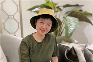 童話：獲獎作品《小翅膀》作者：周曉楓         獲獎感言　　此前我只寫散文，直到創(chuàng)作自己的第一個童話《小翅膀》——我偶然而意外地，從散文寫作者瞬間變成了兒童文學(xué)作家。這個過程，迅速得連我自己都覺得陌生和詫異。更讓我驚喜的是《小翅膀》受到的鼓勵，謝謝那些支持我的讀者們。
