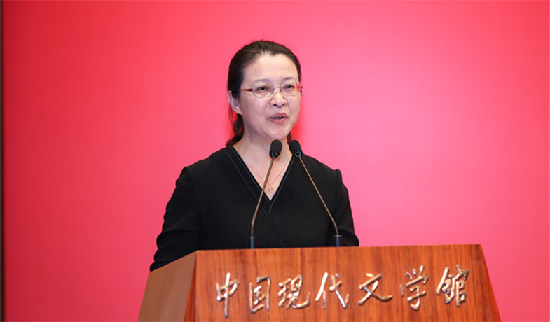 評委李利芳宣讀獲獎散文、科幻文學(xué)、青年作者短篇佳作獎作品授獎辭