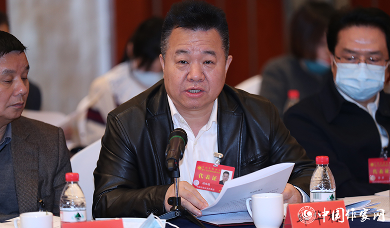 12月12日，中國(guó)作家協(xié)會(huì)第九屆主席團(tuán)第九次會(huì)議在北京舉行。中國(guó)作協(xié)書記處書記邱華棟在會(huì)議上宣讀文件