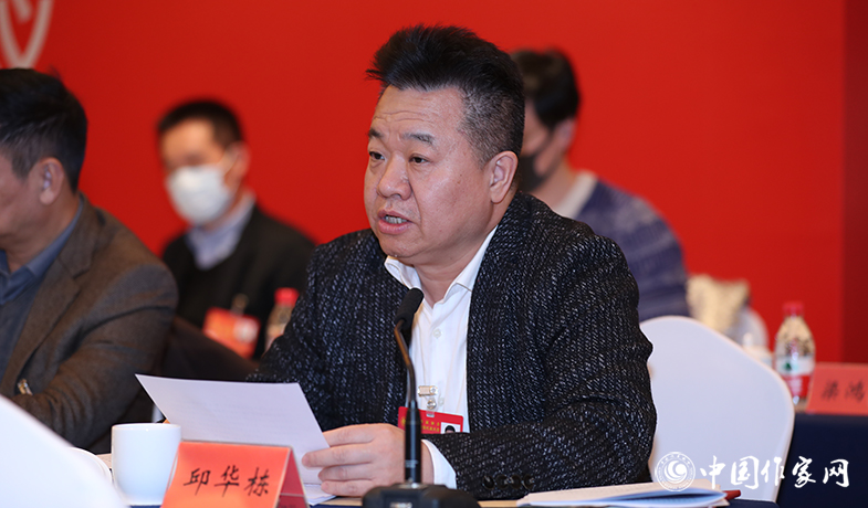 12月12日，中國(guó)作家協(xié)會(huì)第九屆全國(guó)委員會(huì)第六次全體會(huì)議在京舉行，中國(guó)作協(xié)書記處書記邱華棟宣讀會(huì)議文件