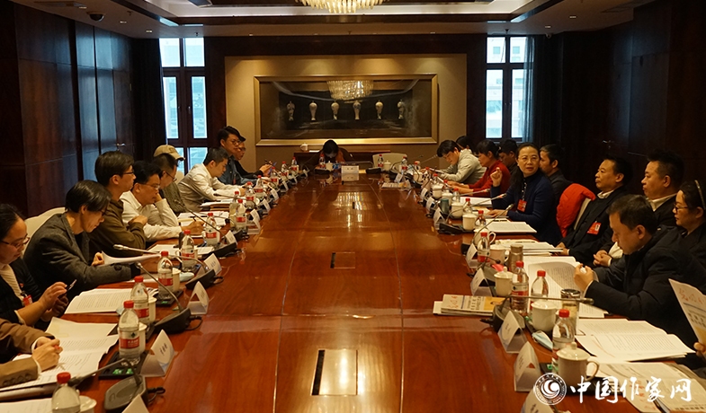 重慶、海南代表團(tuán)討論張宏森所作工作報(bào)告