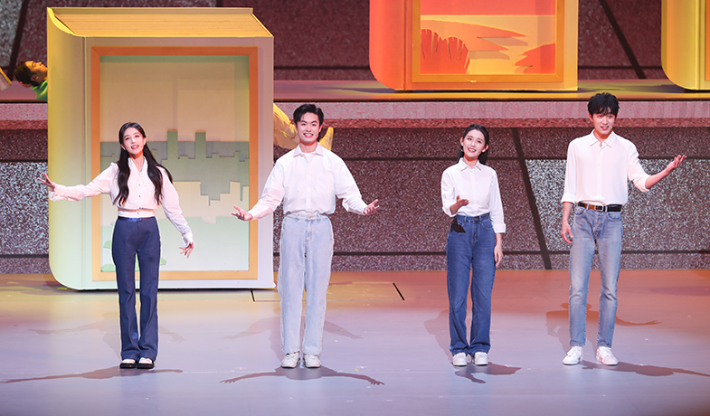 李一桐、張狄、蔣依依、范世錡表演情景歌舞《文學(xué)里的青春》