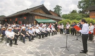 中國作家“深入生活 扎根人民”新時代文學(xué)實踐點授牌儀式在花垣縣雙龍鎮(zhèn)十八洞村精準(zhǔn)坪廣場舉行。