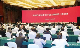 7月31日上午，中國作家協(xié)會第十屆主席團第二次會議在湖南益陽舉行。鐵凝主持會議、張宏森作工作報告。