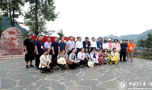 出版社、期刊社負(fù)責(zé)人在十八洞村合影