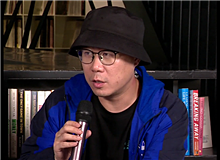 石一楓：“兵行險招”的小說　　笛安以前的小說，“我”經(jīng)常是個女孩，而這部小說雖然寫得很順，但是有其“兵行險招”之處。[詳細(xì)]