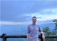 風(fēng)圣大鵬：寫接地氣的小說，方法也要接地氣如果說《山人行》是一個起點，《臥牛溝》就是一次在現(xiàn)實題材道路上我對自己的再度審視和突圍……[詳細]