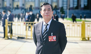 全國(guó)政協(xié)委員，中國(guó)作協(xié)主席團(tuán)委員，遼寧省作協(xié)黨組書記、主席滕貞甫