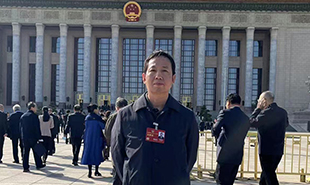 全國(guó)政協(xié)委員、北京十月文藝出版社總編輯韓敬群 