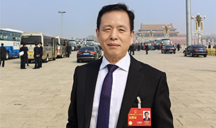 全國(guó)人大代表，中國(guó)作協(xié)黨組成員、副主席、書記處書記李敬澤