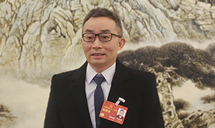 全國(guó)人大代表，廣西文聯(lián)主席、廣西作協(xié)主席田代琳
