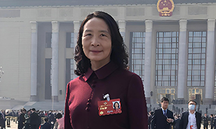 全國(guó)政協(xié)委員、天津市作協(xié)主席尹學(xué)蕓　