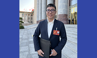 全國(guó)政協(xié)委員、中央戲劇學(xué)院院長(zhǎng)郝戎　