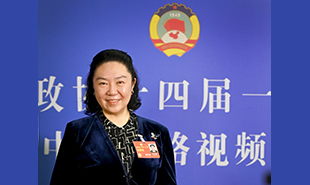 全國(guó)政協(xié)委員、中國(guó)國(guó)家話劇院院長(zhǎng)田沁鑫　