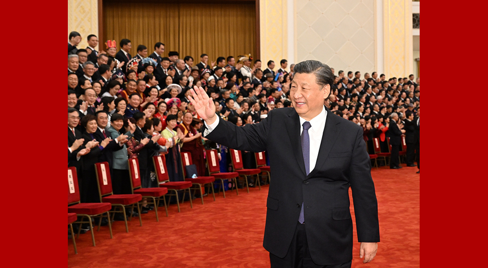 3月11日，中國(guó)人民政治協(xié)商會(huì)議第十四屆全國(guó)委員會(huì)第一次會(huì)議在北京閉幕。習(xí)近平向委員揮手致意。