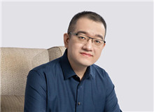 遠瞳：網(wǎng)絡(luò)是浮躁的，但網(wǎng)絡(luò)文學(xué)不是能夠成功走下來的作者，也在從浮躁轉(zhuǎn)向沉穩(wěn)，“穩(wěn)”是讓我們能在這條路上長遠走下去的基礎(chǔ)……[詳細]
