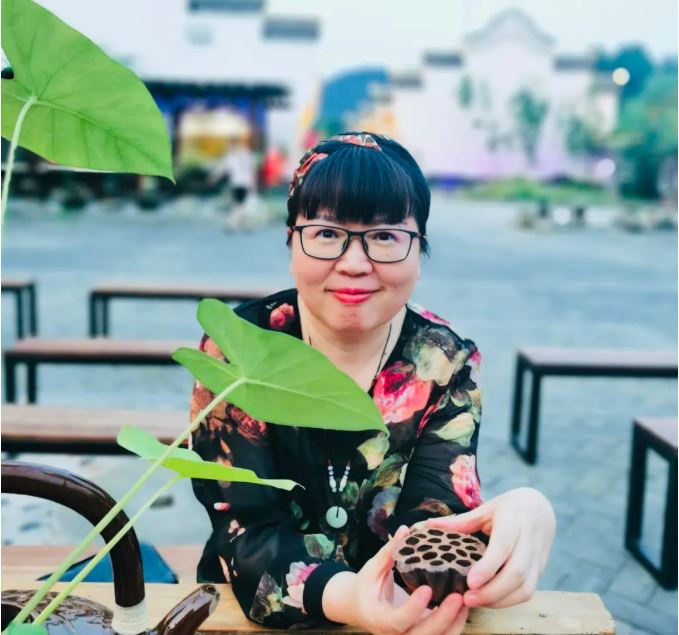 喬葉  著名作家，北京老舍文學院專業(yè)作家，北京作協(xié)副主席。出版小說《最慢的是活著》《認罪書》《藏珠記》以及散文集《深夜醒來》《走神》等。獲魯迅文學獎、人民文學獎、華語文學傳媒獎、北京文學獎、郁達夫小說獎、杜甫文學獎、小說選刊年度大獎、百花文學獎等多個獎項，多部作品被譯介到俄羅斯、西班牙、意大利等國家。長篇小說新作《寶水》入選2022中國好書、南方周末年度好書、文學報年度好書、騰訊年度好書等。