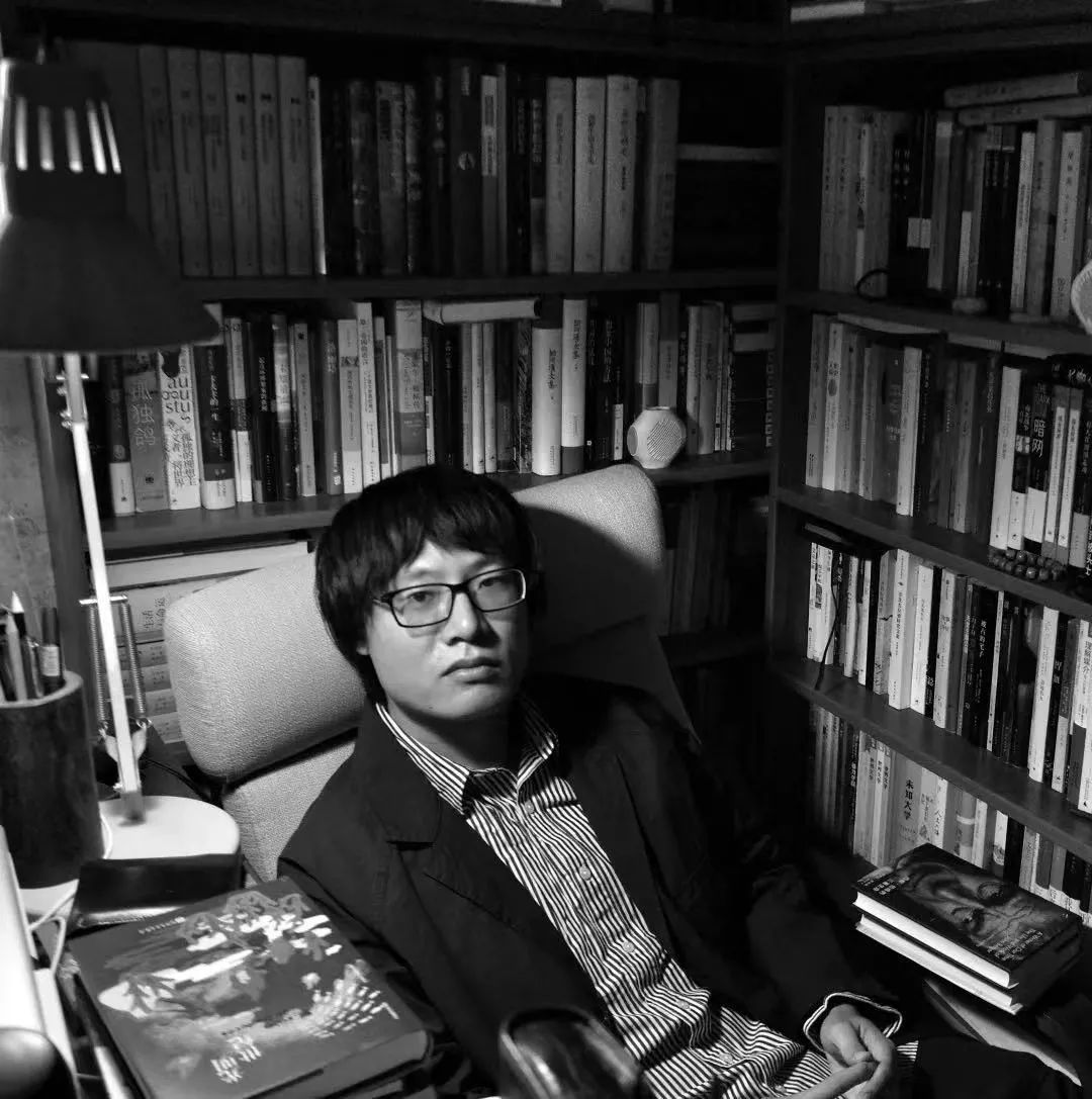 李晁，1986年生于湖南，現(xiàn)居貴陽。2007年開始發(fā)表小說，曾獲《上海文學(xué)》新人獎、《作家》金短篇獎、華語青年作家獎短篇小說“雙子星”獎等。