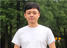 楊慶祥：李鳳群的寫作有國際視野　　《月下》為我們展現(xiàn)普通的女性，她們有著內(nèi)在的生命意志，她們的精神有著復(fù)雜的維度。[詳細(xì)]