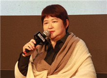 何向陽：《月下》是李鳳群的驚艷之作　　李鳳群將小說人物層層剝蝕，層層反芻，向我們道出現(xiàn)代女性生活中的罪與罰。[詳細(xì)]