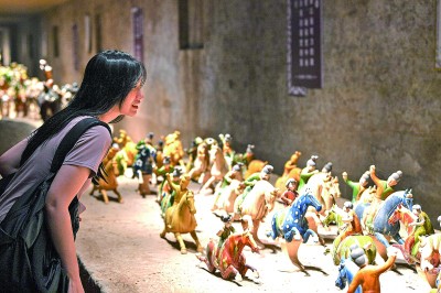 游客在河南洛陽朝陽鎮(zhèn)南石山村的唐三彩作品陳列展示館內(nèi)參觀。新華社發(fā)